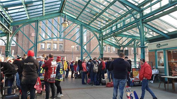 Der erste Zug verlässt den Bremerhavener Hauptbahnhof um 12.21 Uhr, der zweite um 12.55 Uhr.