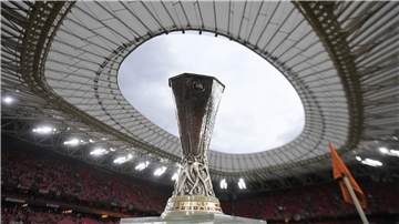 Der Europa-League-Pokal ist mit 15 Kilogramm die schwerste Trophäe der UEFA.