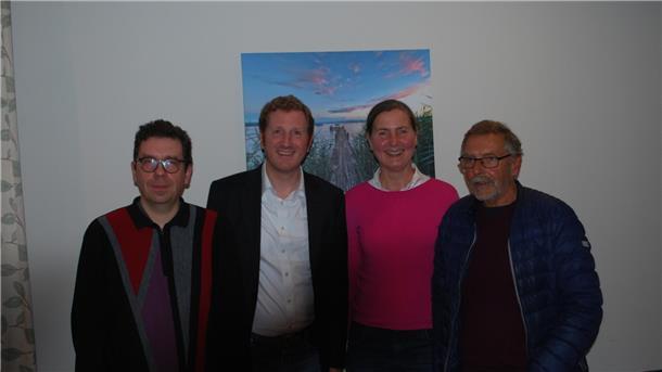 Der Europaabgeordnete Jan-Christoph Oetjen (Zweiter von links) mit den Butjadinger FDP-Vorstandsmitgliedern Uta Meiners, Karsten Lohmann (links) und Jochen Kiebitz. 