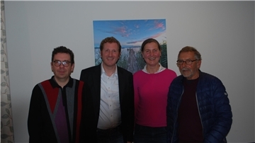 Der Europaabgeordnete Jan-Christoph Oetjen (Zweiter von links) mit den Butjadinger FDP-Vorstandsmitgliedern Uta Meiners, Karsten Lohmann (links) und Jochen Kiebitz. 