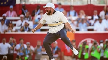 Der Europäer Shane Lowry freut sich riesig, dass er den Golfball erfolgreich ins Loch geschlagen hat.