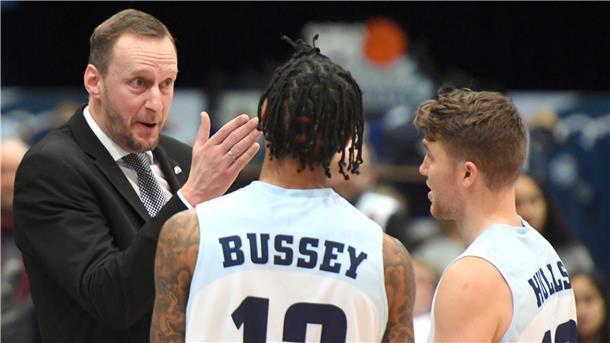 Der Ex-Trainer der Eisbären Bremerhaven, Arne Woltmann (links), im taktischen Gespräch mit den Spielern.