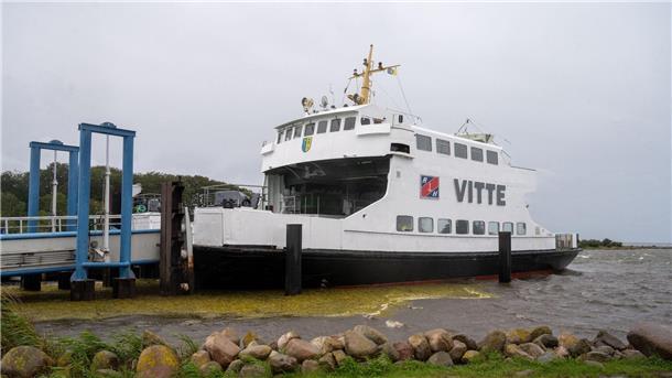 Sturmwarnung stoppt Fährbetrieb nach Hiddensee und Rügen Der Fährverkehr zur und von der Insel Hiddensee wurde von der Reederei eingestellt.