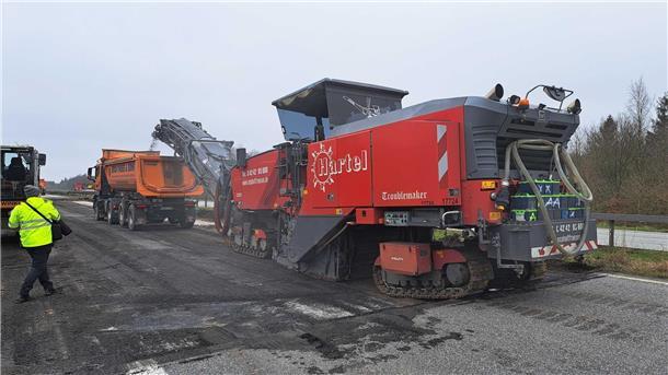 Der Fahrbahnbelag der A27 wird abgetragen.