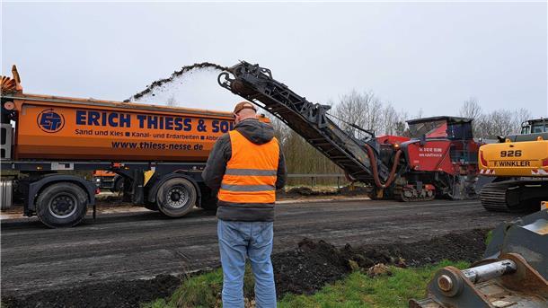 Der Fahrbahnbelag der A27 wird abgetragen.
