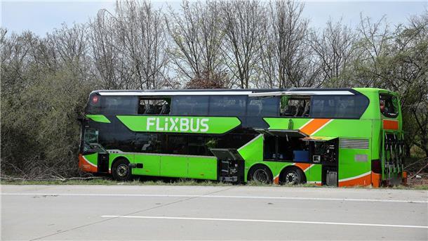 Schwerer Busunfall: Drei der vier Todesopfer identifiziert Der Fahrer des auf der A9 verunglückten Busses soll nach Angaben des Busunternehmens alle Lenk- und Ruhezeiten eingehalten haben.