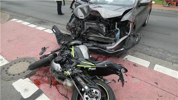 Unfall zwischen Auto und Motorrad
