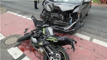 Unfall zwischen Auto und Motorrad