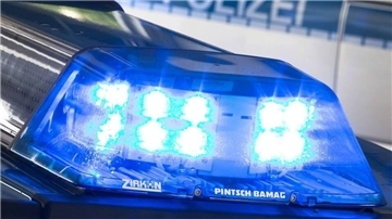 Der Fahrer des Lasters setzte die Fahrt nach dem Unfall fort. Die Polizei hofft auf Hinweise von Zeugen.