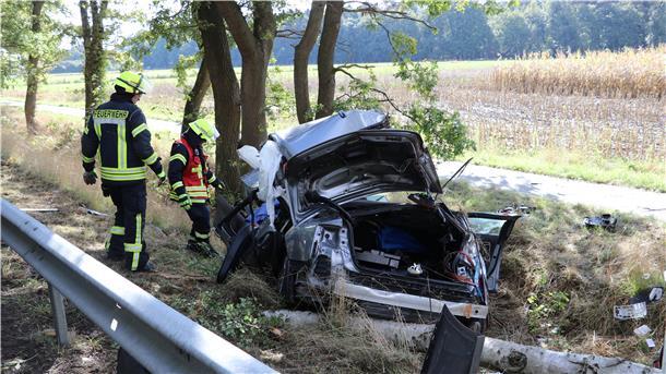 Der Fahrer des Wagens starb direkt an der Unfallstelle. Seine Beifahrerin wurde lebensgefährlich verletzt.