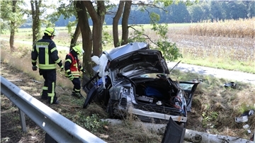 Der Fahrer des Wagens starb direkt an der Unfallstelle. Seine Beifahrerin wurde lebensgefährlich verletzt.