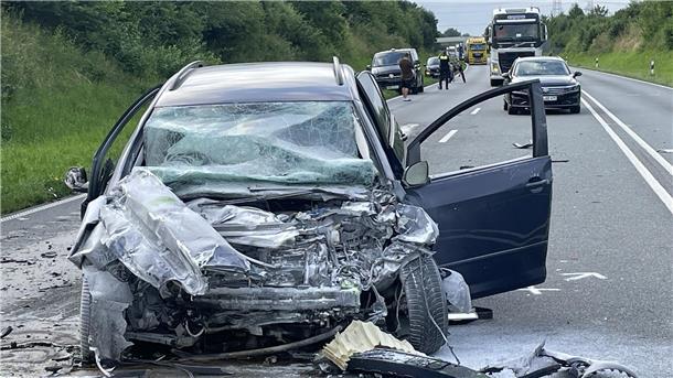 Autowrack auf der Bundesstraße in Stadland