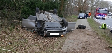 Ein Unfallwagen liegt auf dem Dach im Seitenraum einer Landstraße. Auf der Bundesstraße 495 zwischen Hemmoor und Lamstedt ist am Freitag ein Mann tödlich verunglückt. Eine 95-Jährige wurde lebensgefährlich verletzt.