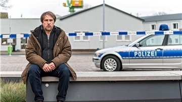 Der Fall ist aufgeklärt, die Angst ist zurück: Am Ende des Films sitzt Hauptkommissar Sörensen allein auf einer Bank – gefilmt vor dem Thünen-Institut an der Hoebelstraße im Fischereihafen.