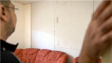 Provisorische Wand im Wohnzimmer