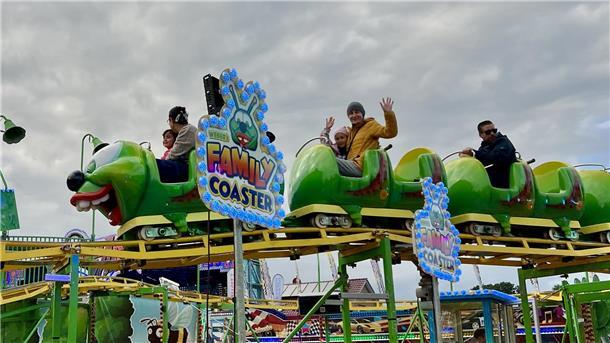 Der Jahrmarkt in Nordenham erfreut sich großer Beliebtheit Familien fahren mit dem Family Coaster.