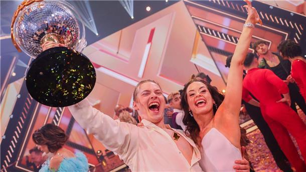 Der Favorit Gabriel Kelly, Sänger, der  freut sich mit Malika Dzumaev, Profitänzerin, über den Sieg und den Titel „Dancing Star 2024“.