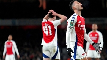Der FC Arsenal steht nach der Hinspielniederlage im Halbfinale des Ligapokals vor dem Aus.