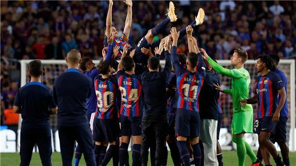 Der FC Barcelona ist sein Herzensclub: Sergio Busquets (Mitte). (Archivbild) 