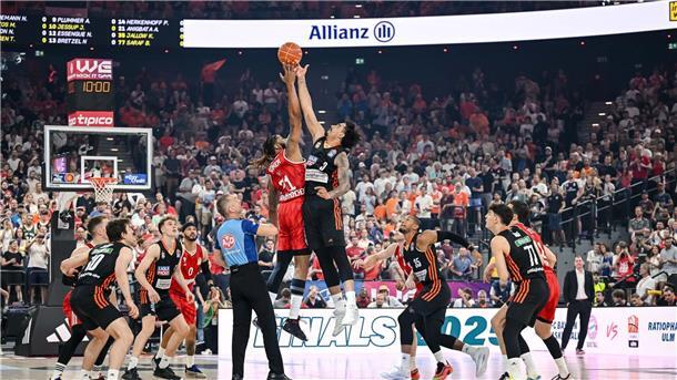 Kurz vor Titel-Coup: Ulm besiegt Bayern-Basketballer erneut Der FC Bayern München (rot) und Ratiopharm Ulm begegneten sich im dritten Finalspiel lange auf Augenhöhe.