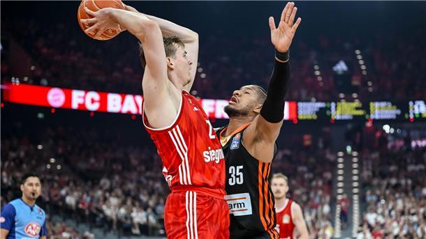Kurz vor Titel-Coup: Ulm besiegt Bayern-Basketballer erneut Der FC Bayern München um Justus Hollatz (l) und Ratiopharm Ulm mit Karim Jallow lieferten sich eine packende dritte Final-Partie.