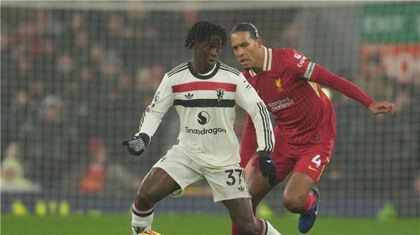 Liverpool verspielt Prestigesieg gegen Manchester United Der FC Liverpool mit Kapitän Virgil van Dijk (r) tat sich gegen Manchester United schwer.