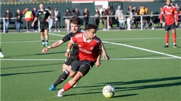 Fußballer im Zweikampf