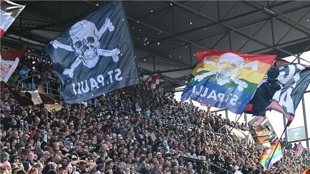 Flaschenwürfe und Verletzte: Platzverweis für 200 Pauli-Fans Der FC St. Pauli spielt am Wochenende in Frankfurt.