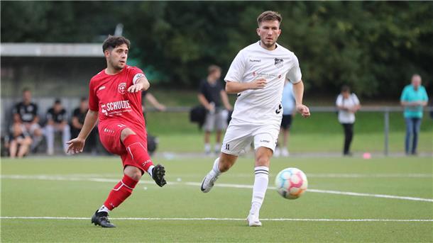 1. FC Nordenham mit Mehmet Acar gegen TuS Büppel in der Fußball-Kreisliga