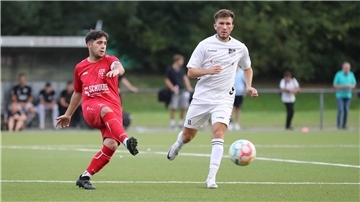 1. FC Nordenham mit Mehmet Acar gegen TuS Büppel in der Fußball-Kreisliga