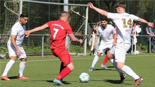 Eine Spielszene aus dem Spiel 1. FC Nordenham gegen SG Wangerland.