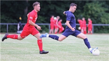 Jan Luca Hedemann vom Fußball-Kreisligisten 1. FC Nordenham im Spiel gegen den SV Brake