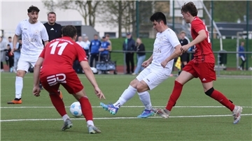 Eine Spielszene aus dem Fußball-Kreispokalspiel 1. FC Nordenham gegen TV Metjendorf. Hier schießt Philipp Tran.