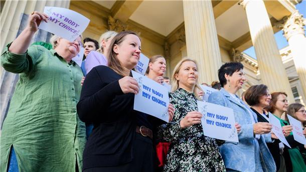 Der feministische Slogan „My body my choice“ heißt übersetzt „Mein Körper meine Entscheidung“.