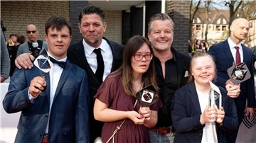 Der Fernsehkoch Tim Mälzer und Mentor Andre Dietz (hinten l-r) kommen mit einem Teil des Ensembles zur 59. Grimme-Preisverleihung. Sie erhalten den Preis in der Kategorie „Publikumspreis der Marler Gruppe“ für „Zum Schwarzwälder Hirsch - eine außergewöhnliche Küchencrew und Tim Mälzer“.