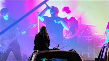 Der Festival-Sommer ist Corona-bedingt ins Wasser gefallen. In Tarmstedt hat der Verein "Rock den Lukas" sein Konzert deshalb ins oder aufs Auto verlegt.