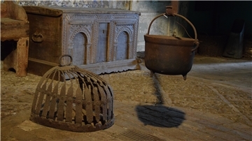 Der Feuerstülper (links) und der Grapen, ein eiserner Kessel, machen die Feuerstelle in "Eckes Hus" komplett. Sie stammen aus Westervesede, gelangten nun über das Freilichtmuseum am Kiekeberg als Dauerleihgabe zurück in den Landkreis Rotenburg.