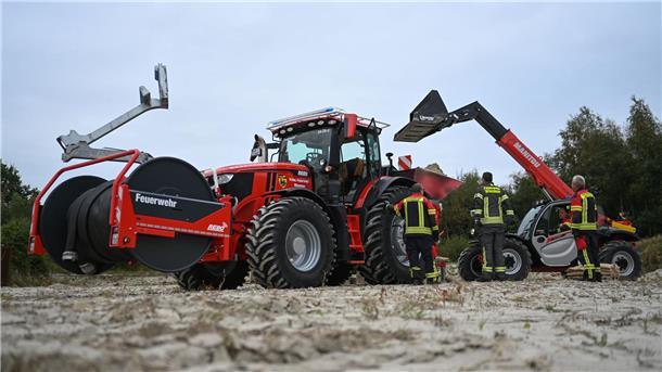 Der Feuerwehr-Trecker kann mit verschiedenen Modulen ausgerüstet werden - hier etwa mit einer Schlauchhaspel und einer Sandsackfüllmaschine. 