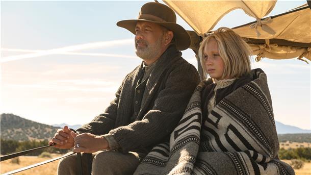 Tom Hanks als Captain Jefferson Kyle Kidd und Helena Zengel als Johanna Leonberger in einer Szene des Films "Neues aus der Welt"