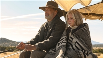 Tom Hanks als Captain Jefferson Kyle Kidd und Helena Zengel als Johanna Leonberger in einer Szene des Films "Neues aus der Welt"