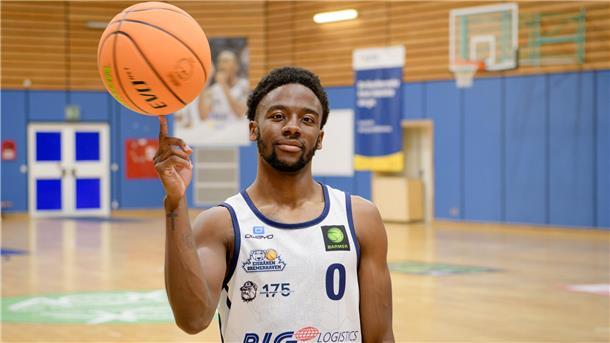 Miller hat sich nach Horror-Szene zurückgekämpft Der filigrane Umgang mit dem Ball zeichnet Elijah Miller aus. Für den Kanadier sind die Eisbären die zweite Station in Europa.