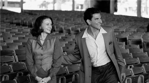 Das sagt Leonard Bernsteins Tochter zum Film „Maestro“ Der Film „Maestro“ dreht sich um die Liebesgeschichte zwischen Leonard Bernstein (Bradley Cooper) und seiner Frau Felicia Montealegre (Carey Mulligan).