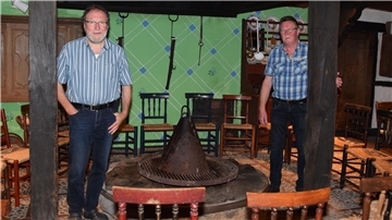 Der Flettbereich des Heimathauses verströmt ein urgemütliches historisches Flair, das Heimatfreunde-Vorsitzender Klaus Viebrock (rechts) und sein Vorgänger Hans-Jürgen Müller zu schätzen wissen. 