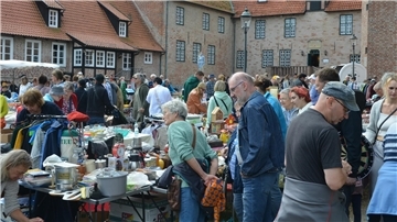 Flohmarkt: Zahlreiche Leute gucken viele Stände an