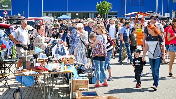 Der Flomaxx-Flohmarkt lockt viele Besucher auf den Ikea-Parkplatz am Bohmsiel.