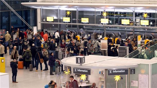 Nach Wintereinbruch eingeschränkter Zugverkehr in Bayern Der Flughafen München hat seinen Flugbetrieb wieder aufgenommen. Passagiere stehen beim Check-in.