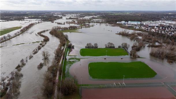 Keine Entwarnung in Hochwasser-Gebieten Der Fluß Lippe ist über das Ufer getreten und hat zwei Fußballplätze in Lippstadt mit Wasser umspült.