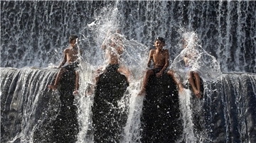 Der Fluss Unda, der zweitgrößte Fluss auf der Insel Bali, wird für verschiedene Aktivitäten genutzt, zum Beispiel für touristische Aktivitäten wie Wasserrafting und landwirtschaftliche Bewässerungsaktivitäten.
