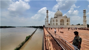 Der Fluss Yamuna ist bis an den Rand des Taj Mahal angeschwollen.