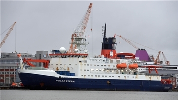 Das Forschungsschiff "Polarstern" im Hafen von Bremerhaven. 